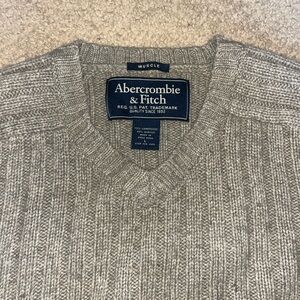 Abercrombie & Fitch V-Neck Sweater in Gray